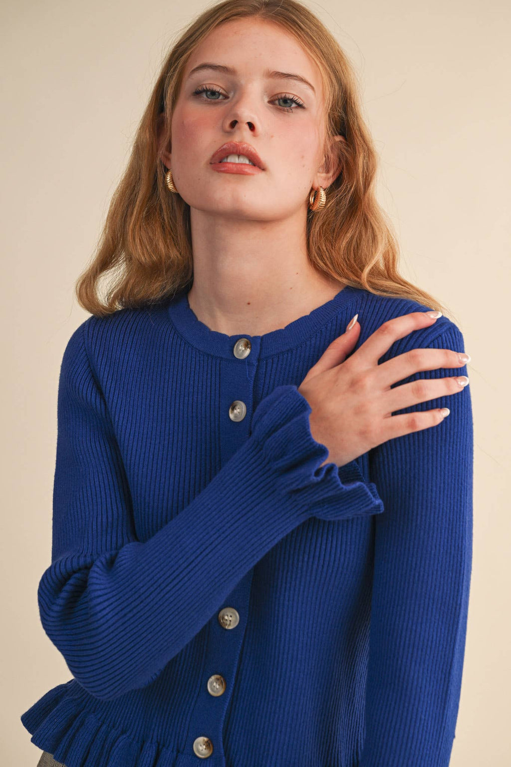RUFFLE HEM RIBBED KNIT SWEATER