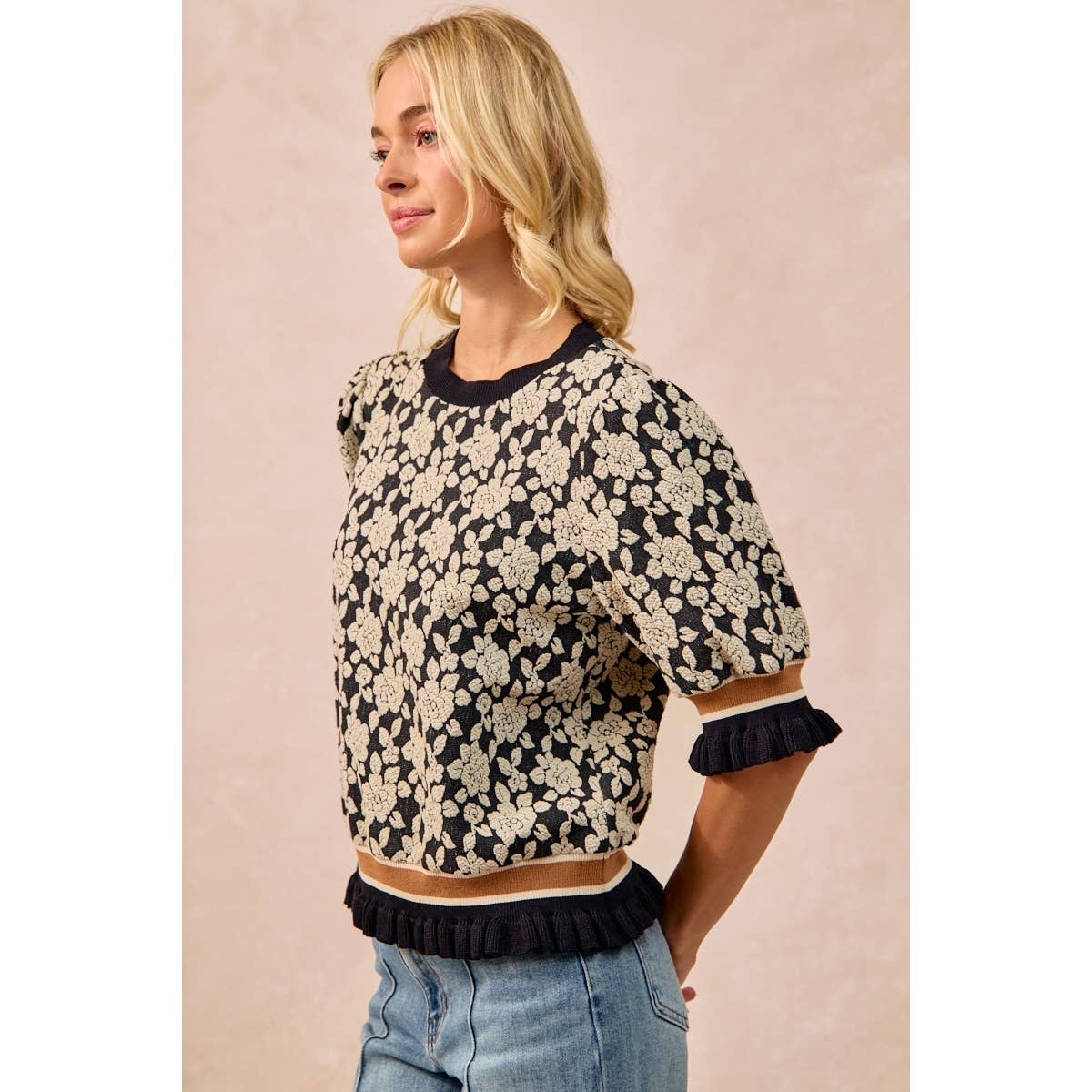 TEXTURED ROSE KNIT TOP CONTRAST BANDED PUFF SLEEVE