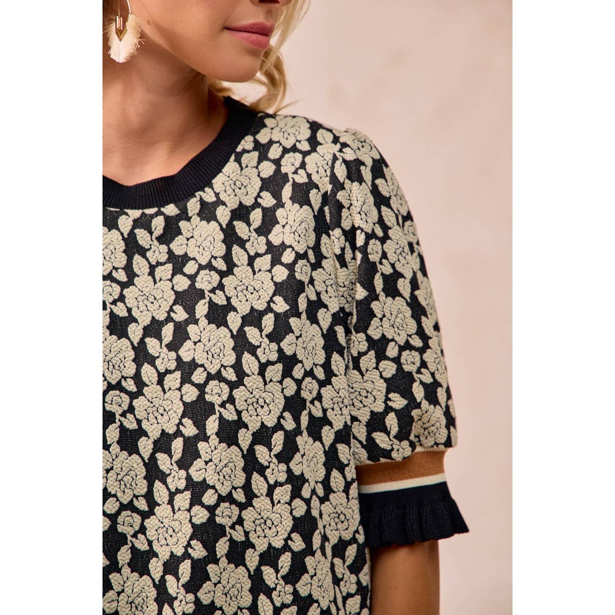 TEXTURED ROSE KNIT TOP CONTRAST BANDED PUFF SLEEVE
