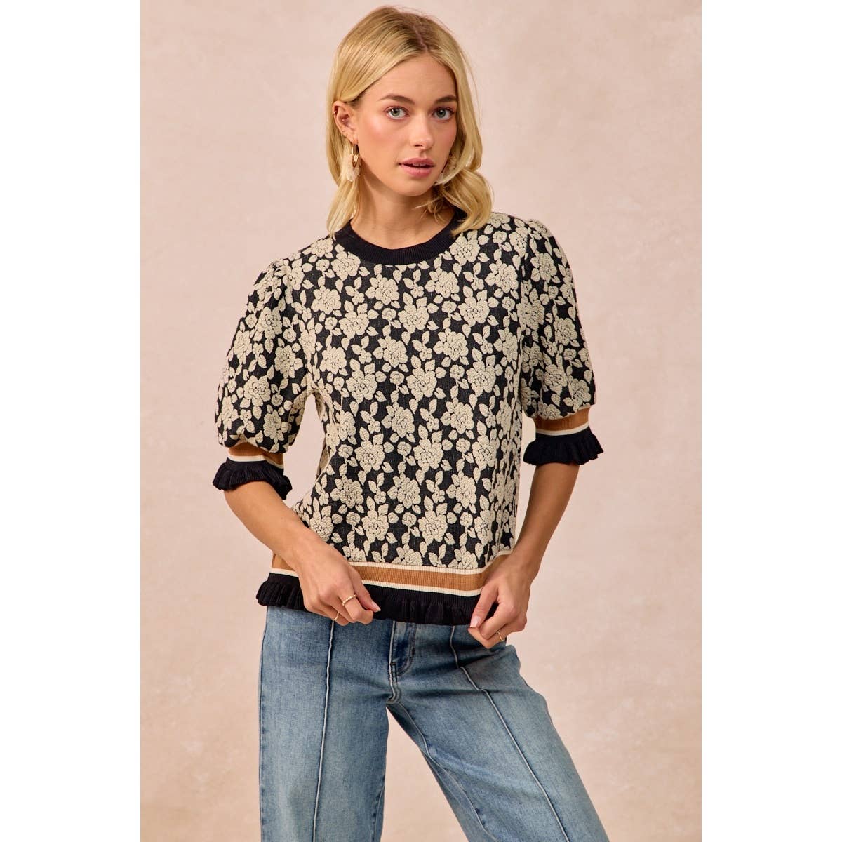 TEXTURED ROSE KNIT TOP CONTRAST BANDED PUFF SLEEVE