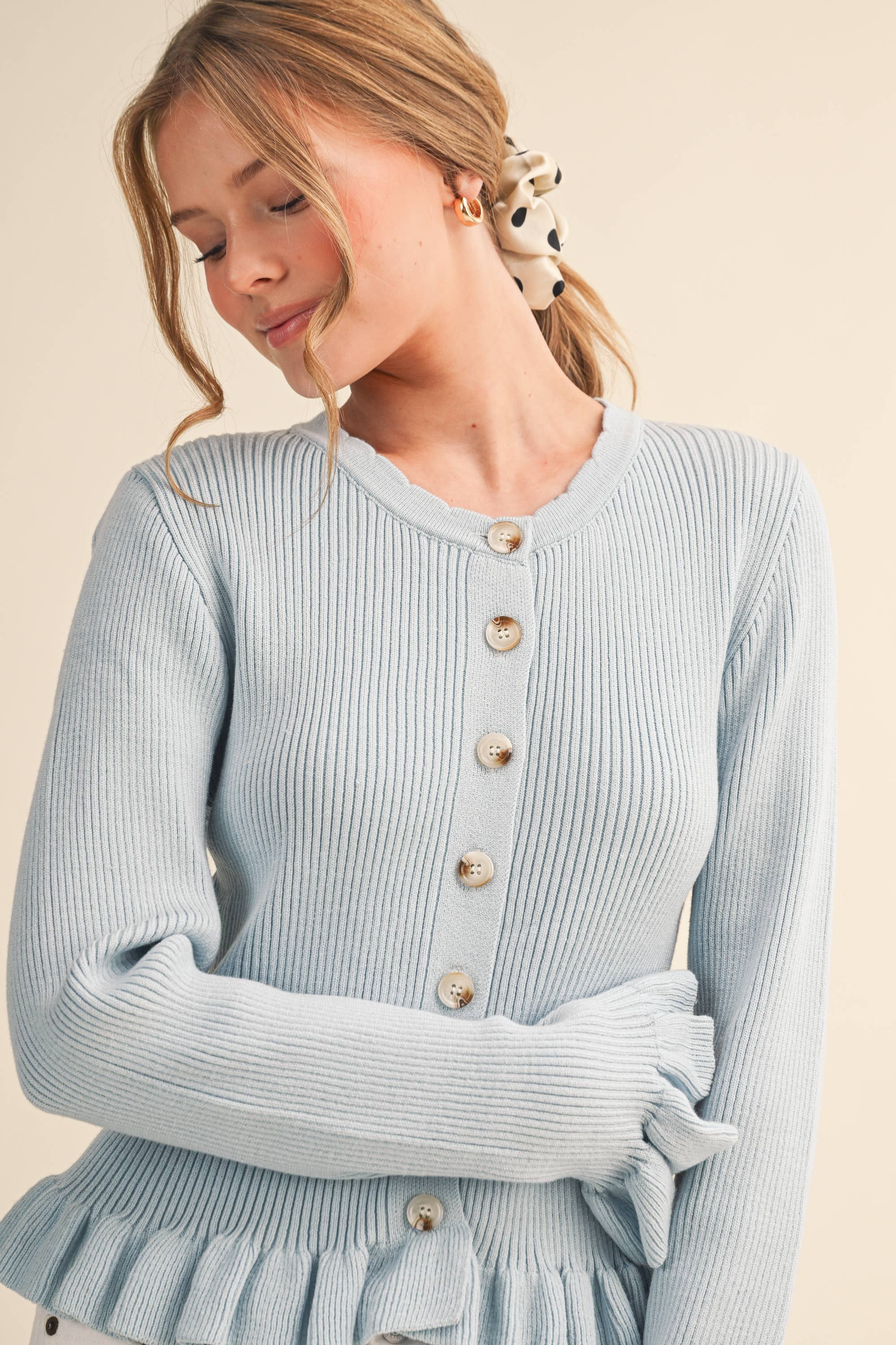 RUFFLE HEM RIBBED KNIT SWEATER