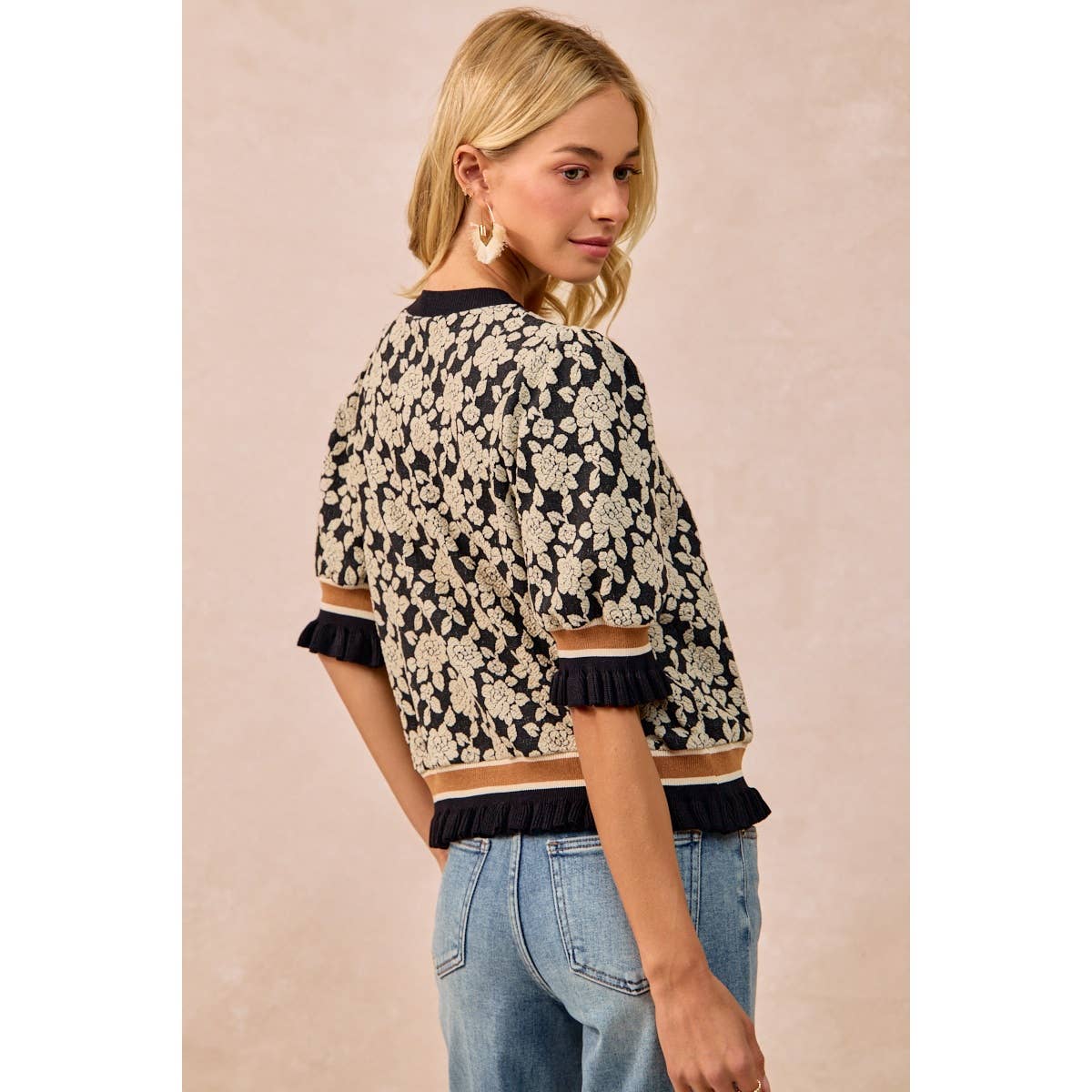 TEXTURED ROSE KNIT TOP CONTRAST BANDED PUFF SLEEVE