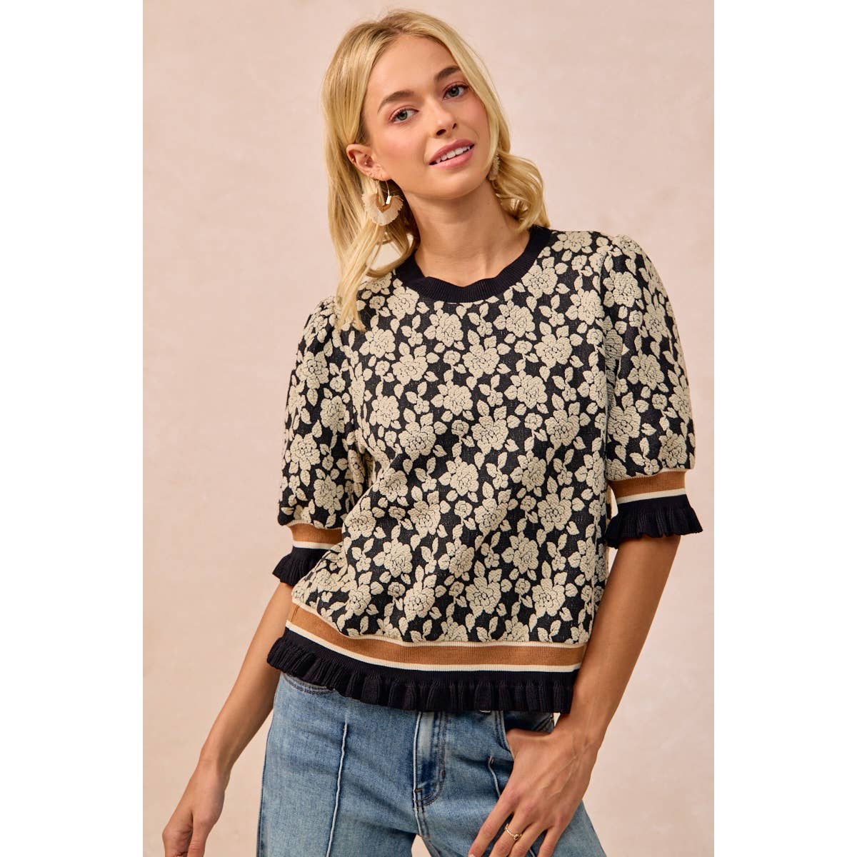 TEXTURED ROSE KNIT TOP CONTRAST BANDED PUFF SLEEVE